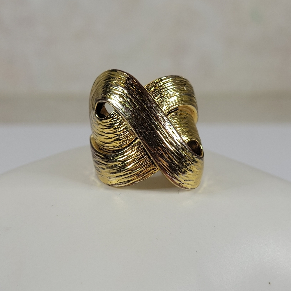 🥑 Gold Tone Ring